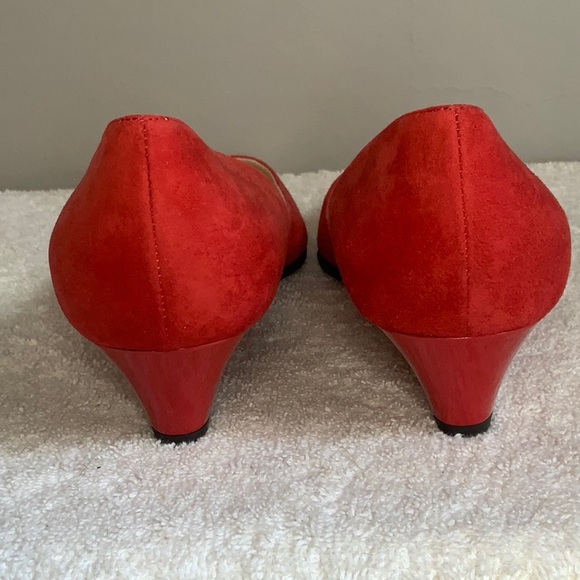 Jimmy Choo Red Suede Flats with a Pointed Toe (EU 36.5 /US 6.5) - Picture 4 of 6